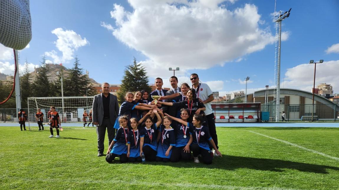 Küçük Kızlar Futbol Müsabakalarında Okulumuz Nevşehir İl Birincisi Oldu